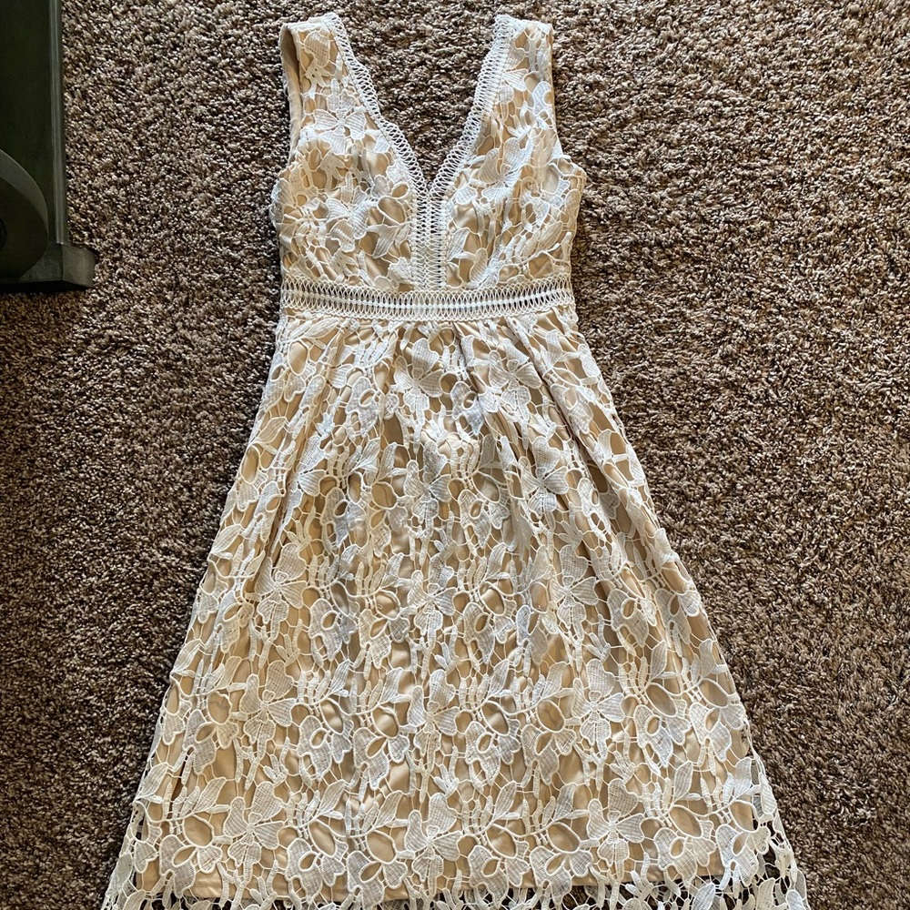Beautiful lace dress!!